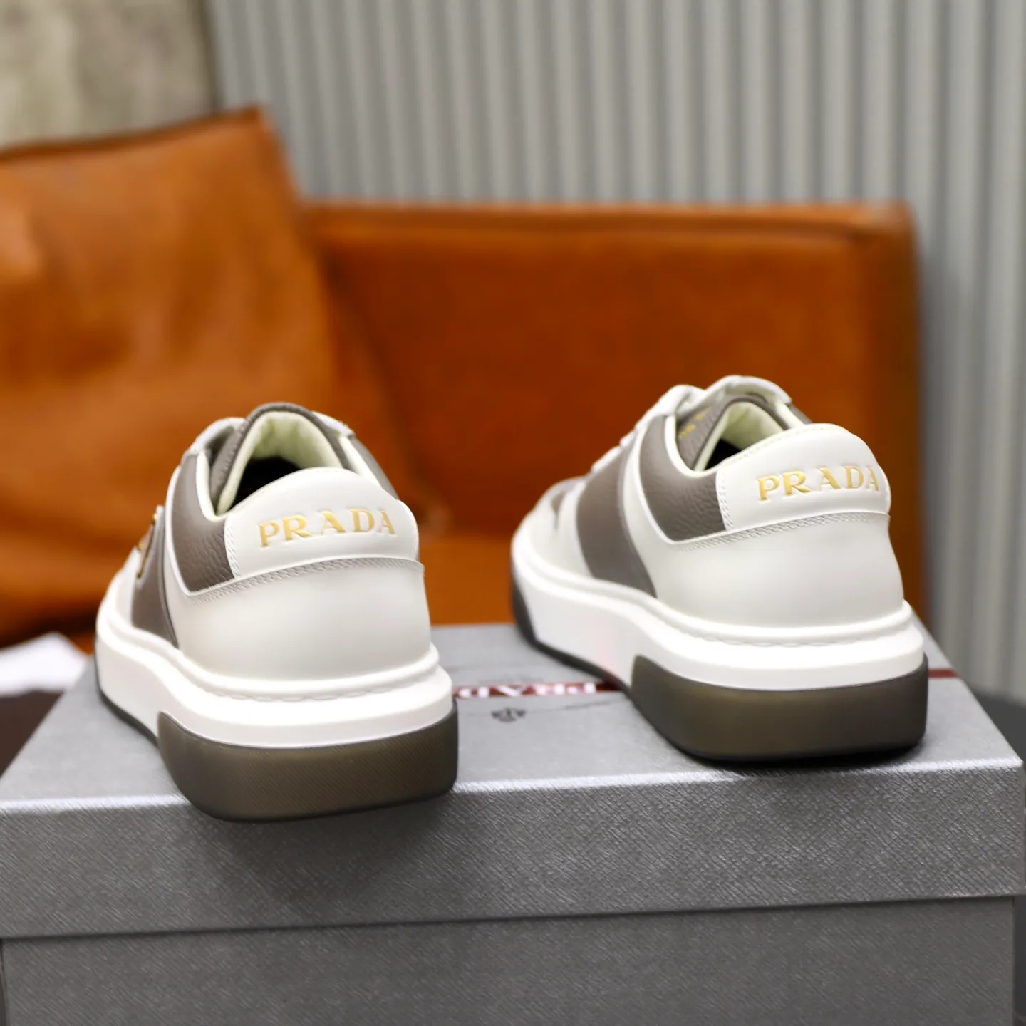 Factory price: 720💰Top original order Brand: PRADA (Prada) Standard code: Men's size 38/44 (45 can be customized) Grade: Same as the official website Material: Original cowhide stitching imported cowhide lining Original combination two-color wear-resistant soft outsole Style category: Leisure and sports version Young fashion European and American trend British style Color: Actual picture color